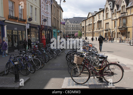 Le biciclette parcheggiate Broad Street Oxford Maggio 2010 Foto Stock