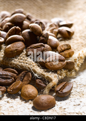 I chicchi di caffè su un sacco di Hesse Foto Stock