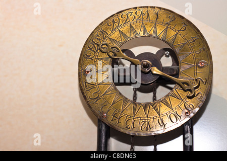 Dettaglio di antico orologio in oro Claphams Nazionale Museo di clock, Whangarei, Nuova Zelanda. Foto Stock