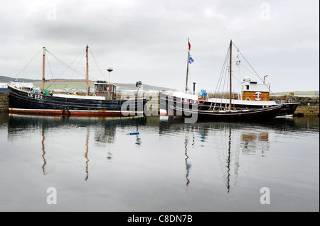 Tradizionali barche da pesca ormeggiate nel porto di Lerwick, isole Shetland, Scozia. Foto Stock