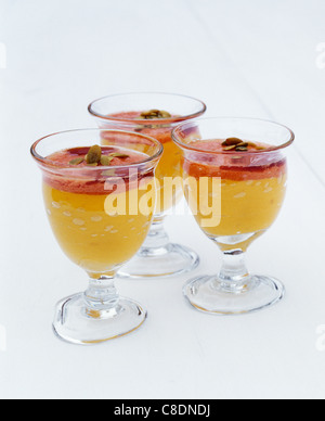 Crema di zucca con salsa di pomodoro e semi di zucca Foto Stock