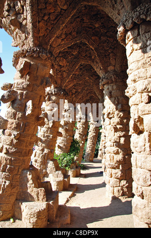 Colonnato tunnel sotto il percorso, Parco Guell, quartiere di Gràcia, Barcellona, provincia di Barcelona, Catalogna, Spagna Foto Stock