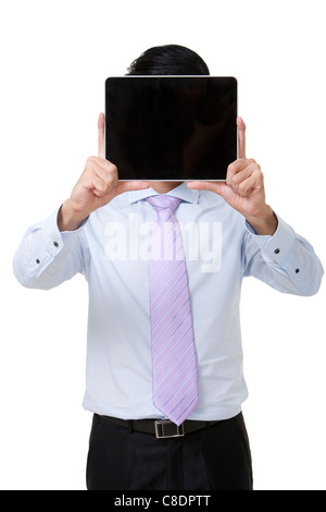 Imprenditore tenendo una tavoletta digitale sul suo volto Foto Stock