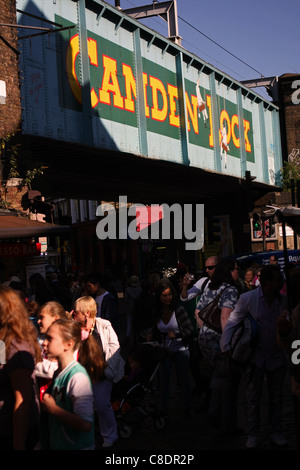 Il segno "Camden Lock' dipinta su un ponte ferroviario di attraversare una strada Foto Stock