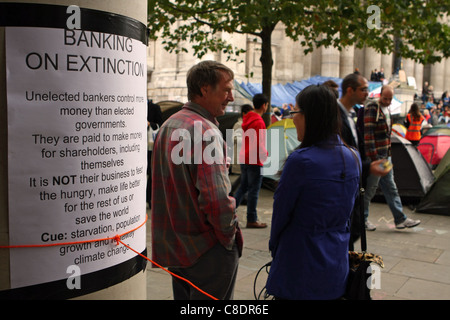 Un anti avviso capitalista legato ad un pilastro durante l'anti-capitalista protestare presso la Cattedrale di San Paolo a Londra Foto Stock