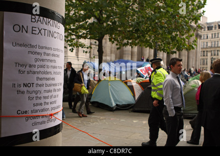 Un anti avviso capitalista legato ad un pilastro durante l'anti-capitalista protestare presso la Cattedrale di San Paolo a Londra Foto Stock