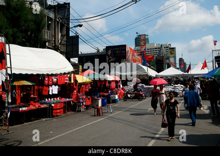 Magliette rosse in vendita vicino alla barricata, maglietta rossa di protesta, incrocio Ratchaprasong, Rama 1 Road, Bangkok, Thailandia. © Kraig Lieb Foto Stock