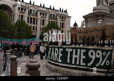 Striscioni e slogan all'anti-capitalista protestare fuori la Cattedrale di San Paolo a Londra Foto Stock