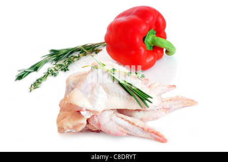 Materie di ali di pollo con rosmarino e pepe rosso su sfondo bianco Foto Stock