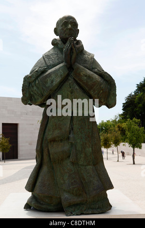 La statua di Papa Paolo VI a Fatima, Portogallo. Foto Stock