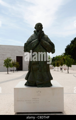 Statua della preghiera di Papa Paolo VI a Fatima, Portogallo. Foto Stock