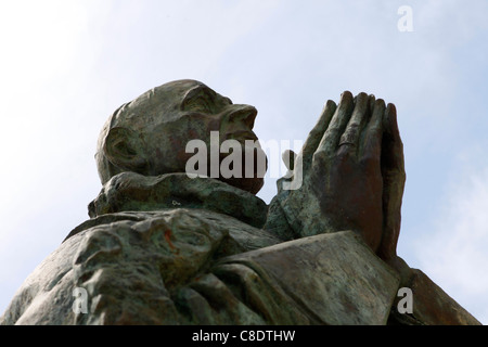 La statua di Papa Paolo VI a Fatima, Portogallo. Foto Stock