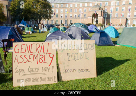 Tende impostato nella parte anteriore del Bristol Consiglio Hall di occupare la protesta di Bristol, Bristol, Regno Unito, il 20 ottobre 2011. La protesta è uno dei molti impostare tutto il mondo ispirato al occupano Wall Street proteste in New York. Foto Stock