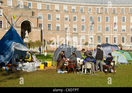 Tende impostato nella parte anteriore del Bristol Consiglio Hall di occupare la protesta di Bristol, Bristol, Regno Unito, il 20 ottobre 2011. La protesta è uno dei molti impostare tutto il mondo ispirato al occupano Wall Street proteste in New York. Foto Stock