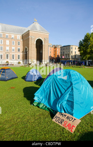 Tende impostato nella parte anteriore del Bristol Consiglio Hall di occupare la protesta di Bristol, Bristol, Regno Unito, il 20 ottobre 2011. La protesta è uno dei molti impostare tutto il mondo ispirato al occupano Wall Street proteste in New York. Foto Stock