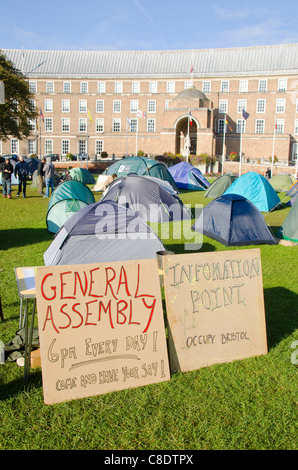 Tende impostato nella parte anteriore del Bristol Consiglio Hall di occupare la protesta di Bristol, Bristol, Regno Unito, il 20 ottobre 2011. La protesta è uno dei molti impostare tutto il mondo ispirato al occupano Wall Street proteste in New York. Foto Stock