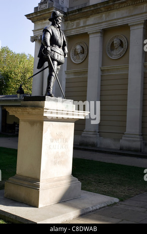 La statua di Sir Walter Raleigh, il famoso velista Tudor e explorer, al di fuori del National Maritime Museum di Greenwich,Londra. Foto Stock