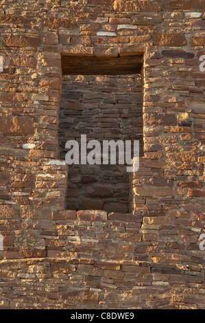 A forma di T porta, Pueblo del Arroyo, Anasazi rovine indiano, Chaco Culture National Historical Park, New Mexico, NEGLI STATI UNITI Foto Stock