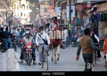 Strada trafficata scena nella città santa di Varanasi, Benares, India settentrionale Foto Stock