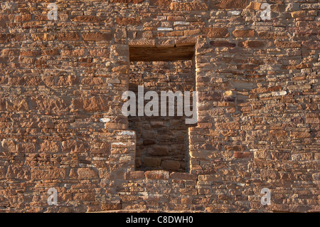 A forma di T porta, Pueblo del Arroyo, Anasazi rovine indiano, Chaco Culture National Historical Park, New Mexico, NEGLI STATI UNITI Foto Stock