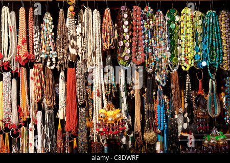 Bellissime Perline Di Ceramica E Di Vetro Indiane Al Mercato Della Strada  Durante I Miei Viaggi a Varanasi, India Fotografia Stock - Immagine di  indiano, branelli: 168862270