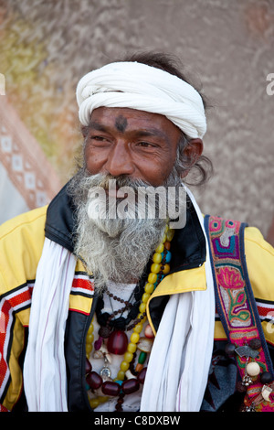 Uomo indù pellegrino con perle e turbante a Dashashwamedh Ghat nella città santa di Varanasi, Benares, India Foto Stock