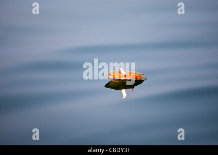 Cerimoniale candela accesa trasporta le preghiere Indù sul Fiume Gange a Varanasi, Benares, India settentrionale Foto Stock