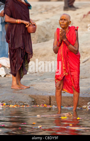 Indian pellegrini indù la balneazione nel fiume Gange a Dashashwamedh Ghat nella città santa di Varanasi, Benares, India Foto Stock