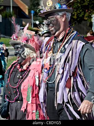 Mummers tradizionale "faccia nera' folk giovane. Inghilterra, Regno Unito Foto Stock