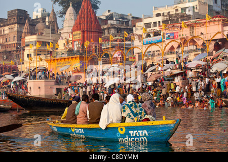 I turisti in barca pubblicità Tata Indicom sul Fiume Gange a Varanasi, Benares, India settentrionale Foto Stock