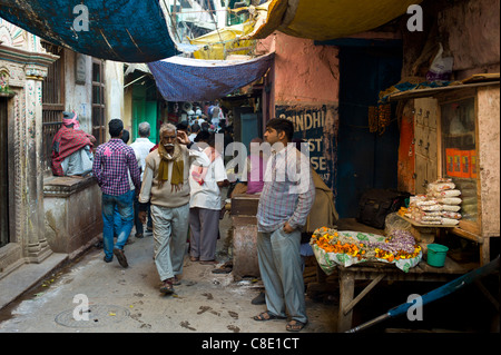 Popolo Indiano in vicolo nella città santa di Varanasi, Benares, India settentrionale Foto Stock