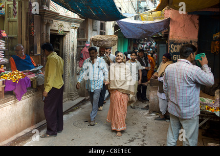 Popolo Indiano in vicolo nella città santa di Varanasi, Benares, India settentrionale Foto Stock