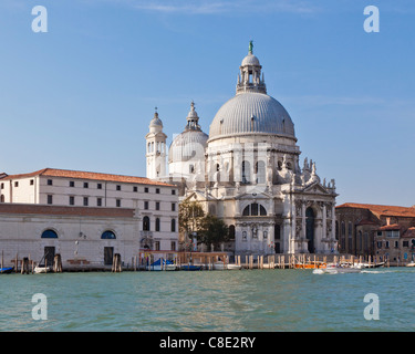 Chiesa di Santa Maria della Salute, visto da attraverso il Grand Canal. Foto Stock