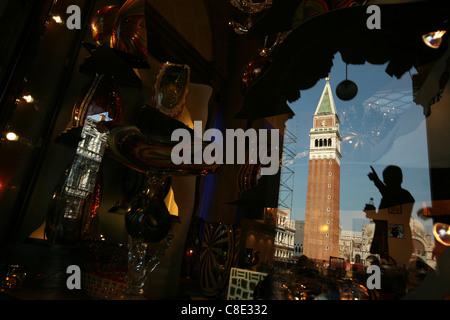 La riflessione del Campanile in una vetrina con vetro veneziano di Piazza San Marco a Venezia, Italia. Foto Stock