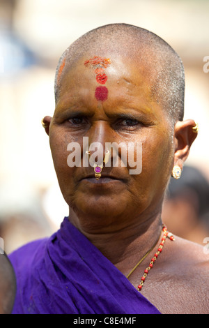 Pellegrini indù con marchio bindi al tempio Vishwanatha (Birla tempio) durante il Festival di Shivaratri nella città santa di Varanasi, India Foto Stock