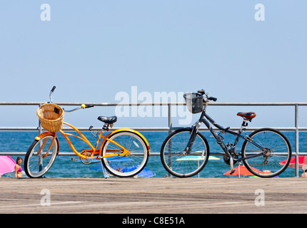 Due biciclette sul'Oceano Boardwalk. Foto Stock