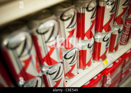 Sei confezioni di lattine di coca cola in un supermercato a New York Foto Stock