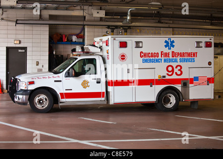 Veicolo di emergenza all'interno di un reparto antincendio a Chicago, Illinois Foto Stock