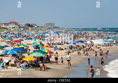 Le persone in vacanza e nuotare in un giorno di estate in spiaggia. Foto Stock