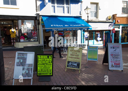 Cartelloni pubblicitari su Gloucester Road, nel North Laine area di Brighton Foto Stock