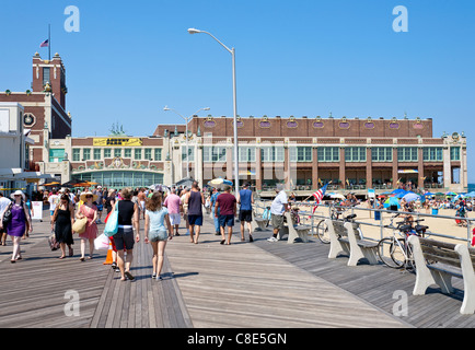 Le persone in vacanza a piedi su un lato oceano boardwalk. Foto Stock