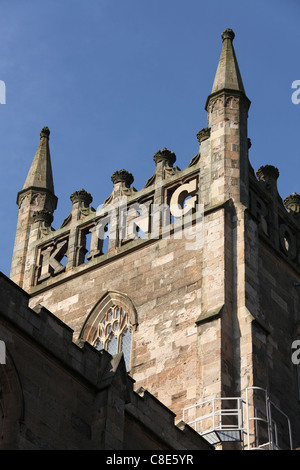 Città di Dunfermline, Scozia. Vista ravvicinata del Dunfermline Abbey chiesa parrocchiale torre. Foto Stock