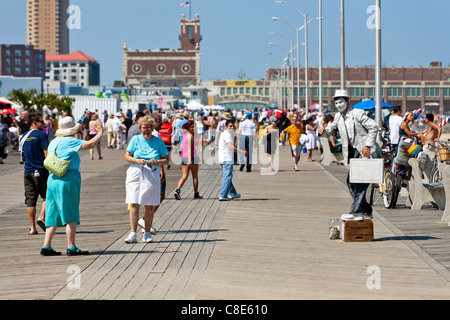 Un esecutore di strada su un oceano boardwalk. Foto Stock