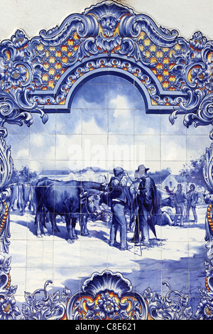 Tradizionali piastrelle dipinte (azulejos) mostrano rurale scena presso la città di mercato in Santarem, Ribatejo, Portogallo Foto Stock