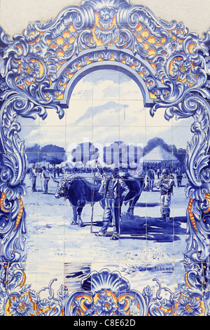 Tradizionali piastrelle dipinte (azulejos) mostra una scena rurale presso la città di mercato in Santarem, Ribatejo, Portogallo Foto Stock