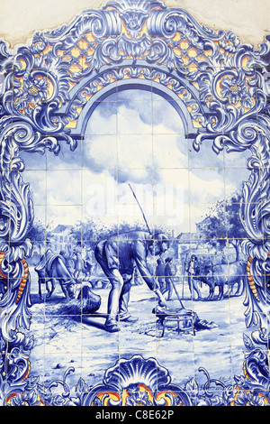 Tradizionali piastrelle dipinte (azulejos) mostrano rurale scena presso la città di mercato in Santarem, Ribatejo, Portogallo Foto Stock