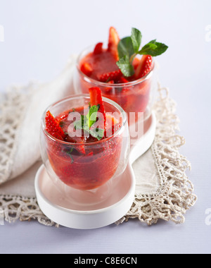 Zuppa di fragole con succo di pompelmo e di menta fresca Foto Stock