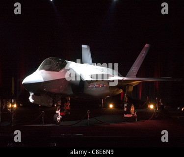 Il Lockheed Martin F-35 Lightning II viene presentato per la prima volta ad una cerimonia di inaugurazione il Lockheed Martin impianto Foto Stock