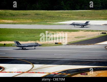 Due F-35A Lightning II joint strike fighter sono stati consegnati alla Eglin Air Force Base Fla., 31 agosto. Foto Stock