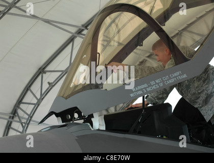 Senior Airman Arthur Verchot prepara un F-35un fulmine II cockpit per operazioni di traino Foto Stock